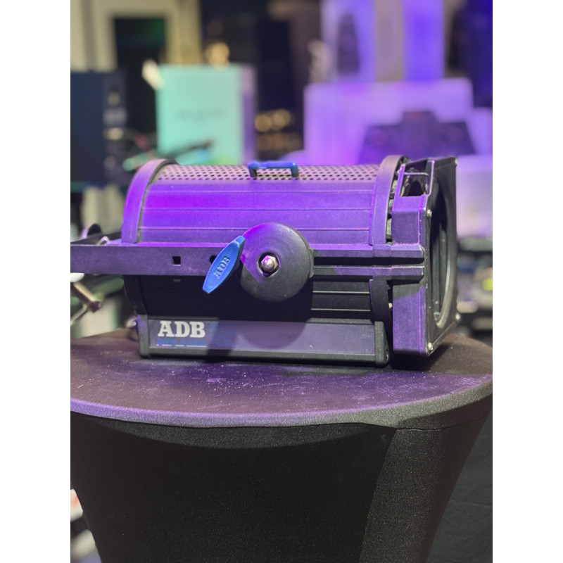ADB C101 Projecteur PC de théâtre - Vue de côté